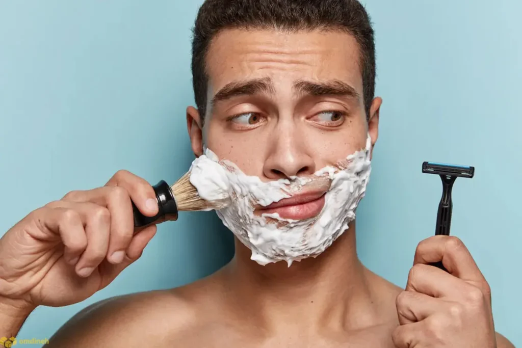سه مدل مختلف ریشتراش ژیلت، لرد و دورکو روی میز اصلاح مردانه